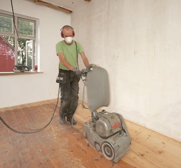 Hiomalaitteen työntäminen eteenpäin ja taaksepäin vetäminen puulattian hionta